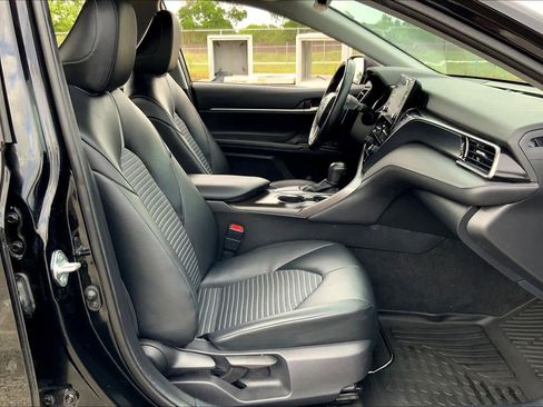 Used 2021 Toyota Camry SE w/ Convenience Package image 9