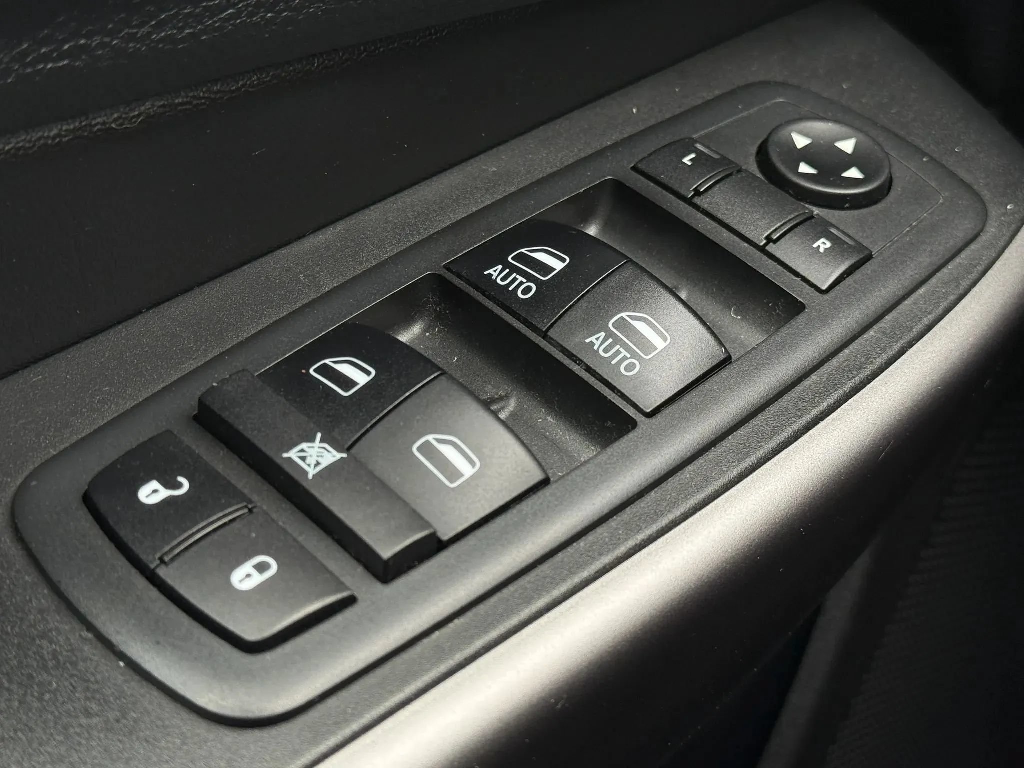 Used 2019 Jeep Cherokee Limited AWD/4WD image 23
