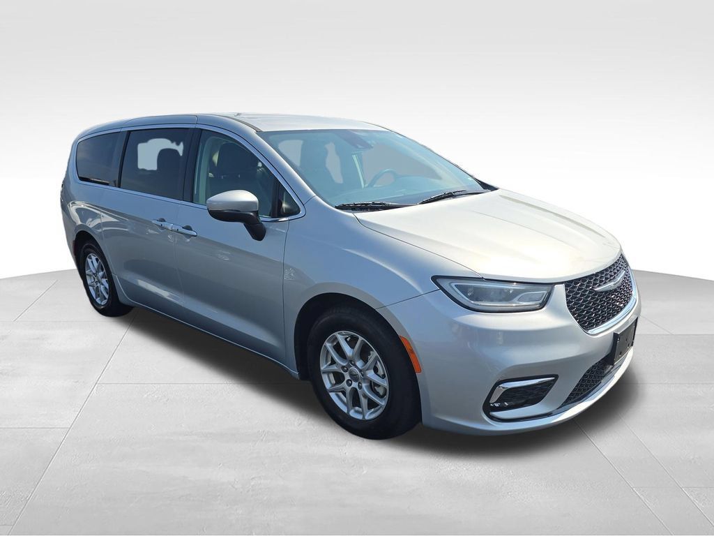 Used 2023 Chrysler Pacifica Touring-L FWD image 7