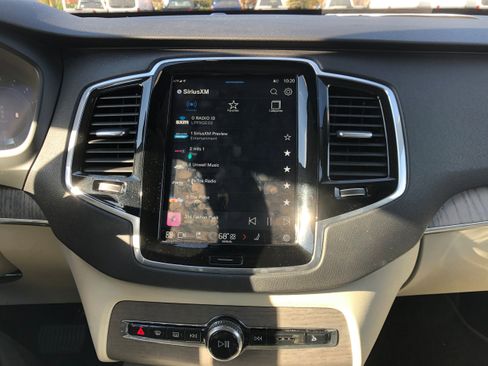 Used 2023 Volvo XC90 B6 Plus image 13