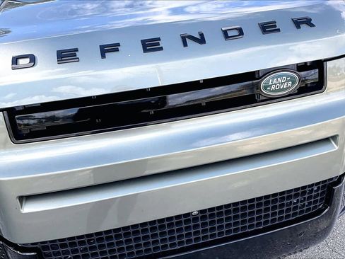 Used 2023 Land Rover Defender 130 SE image 30