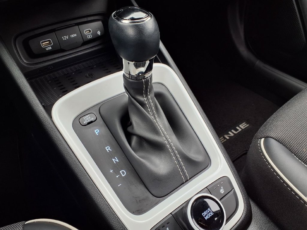Used 2025 Hyundai Venue Limited FWD image 18