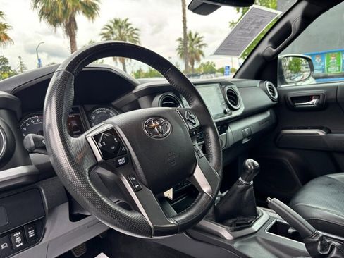 Used 2021 Toyota Tacoma TRD Off-Road w/ TRD Premium Off Road Package AWD/4WD image 17