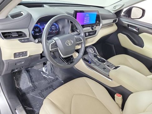 Used 2023 Toyota Highlander Platinum FWD image 18