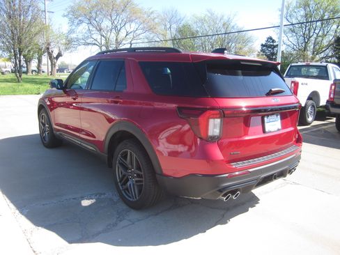 Used 2025 Ford Explorer ST AWD/4WD image 4