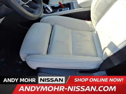 Used 2023 Volvo XC40 B5 Plus image 9