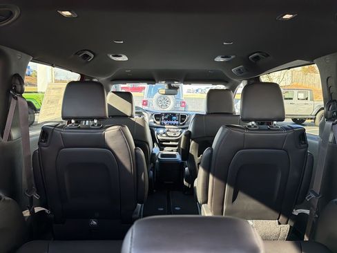 New 2026 Chrysler Pacifica Select image 13