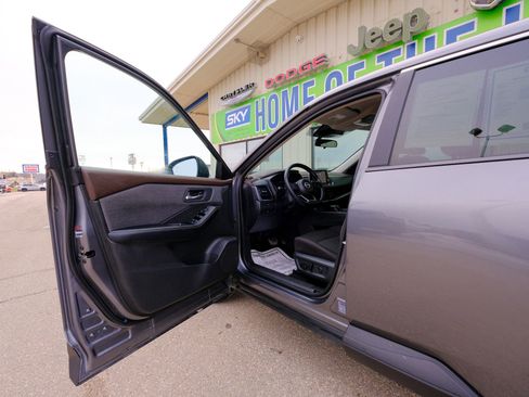 Used 2023 Nissan Rogue SV image 25