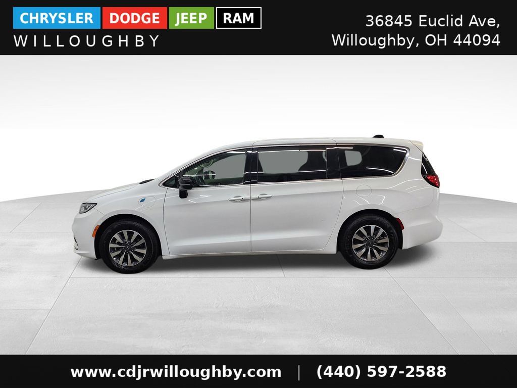 Used 2024 Chrysler Pacifica Limited FWD image 6