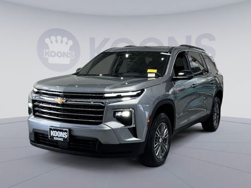 Used 2024 Chevrolet Traverse LT w/ LPO, Floor Liner Package FWD image 1