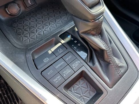 Used 2021 Toyota RAV4 LE image 16