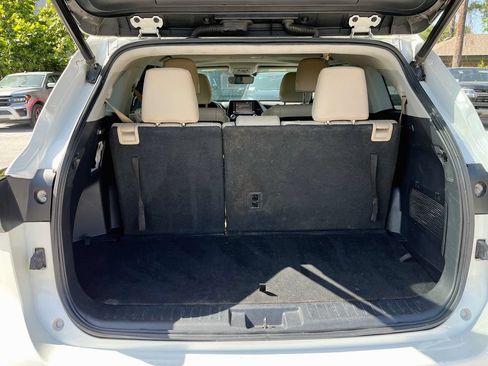 Used 2020 Toyota Highlander XLE FWD image 27