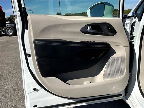 Used 2021 Chrysler Pacifica Touring-L AWD/4WD image 22
