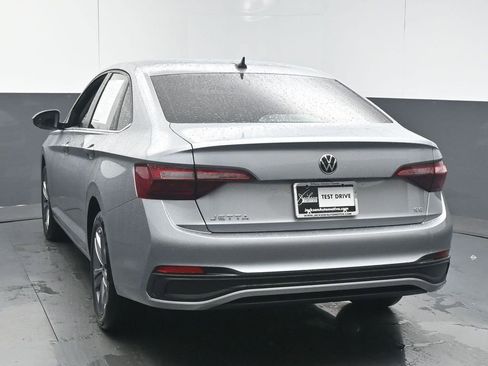 Used 2023 Volkswagen Jetta SE image 6