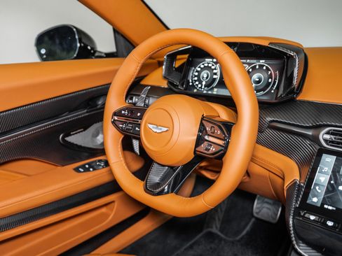 Used 2025 Aston Martin Vanquish image 23