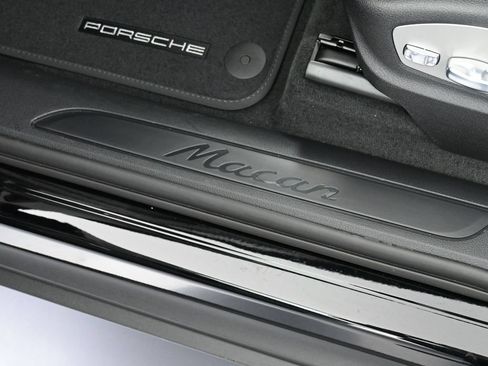 Certified 2026 Porsche Macan AWD/4WD image 16