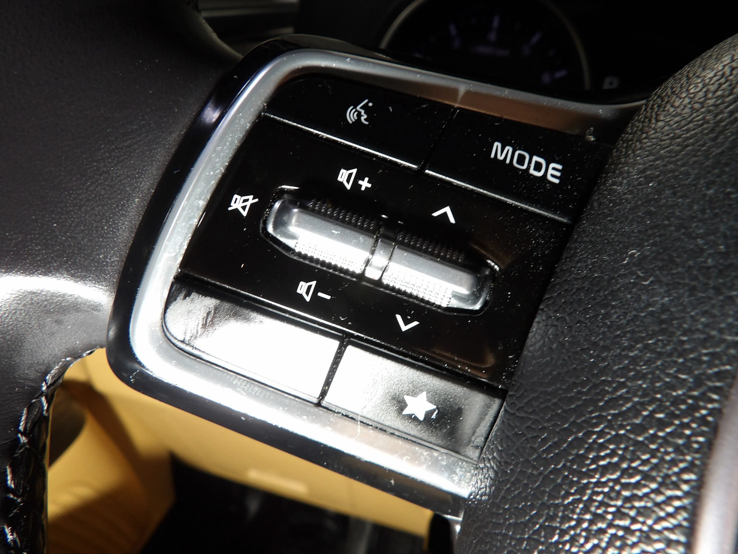 Used 2024 Kia Carnival LX FWD image 25