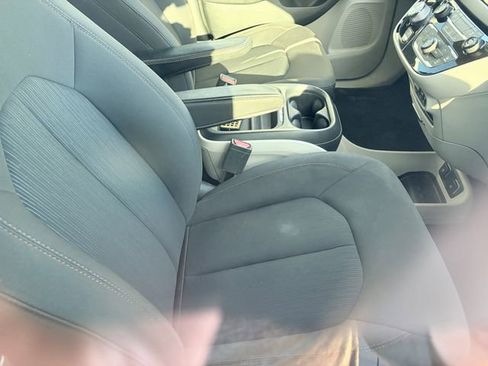 Used 2017 Chrysler Pacifica Touring Plus w/ Tire & Wheel Group FWD image 5