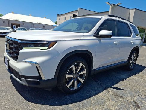 Certified 2025 Honda Pilot Touring image 3