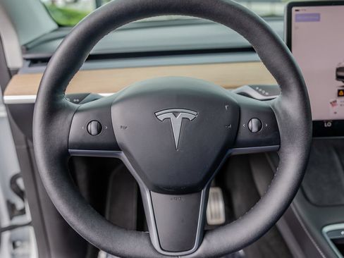 Used 2024 Tesla Model Y Performance AWD/4WD image 5
