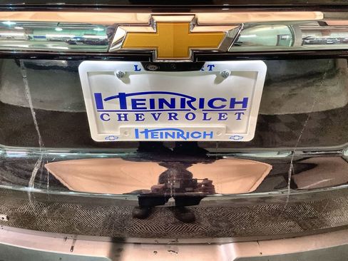 Used 2023 Chevrolet Traverse LT w/ Rear Camera Mirror Package image 29