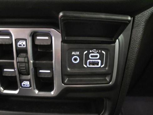 Used 2025 Jeep Wrangler Unlimited Sahara w/ Safety Group AWD/4WD image 22