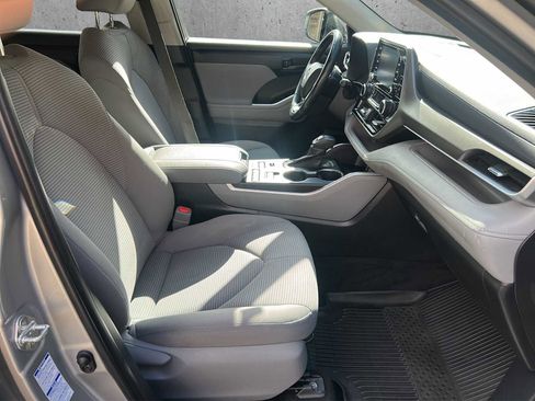 Used 2022 Toyota Highlander LE AWD/4WD image 22
