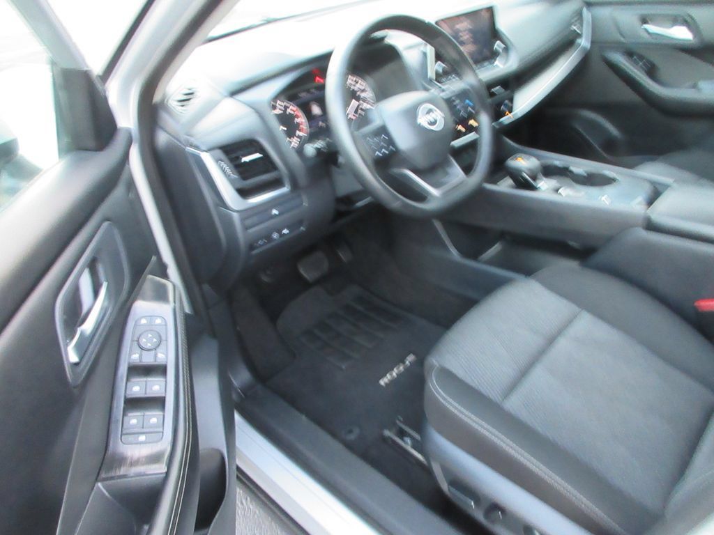 Used 2025 Nissan Rogue SV FWD image 12