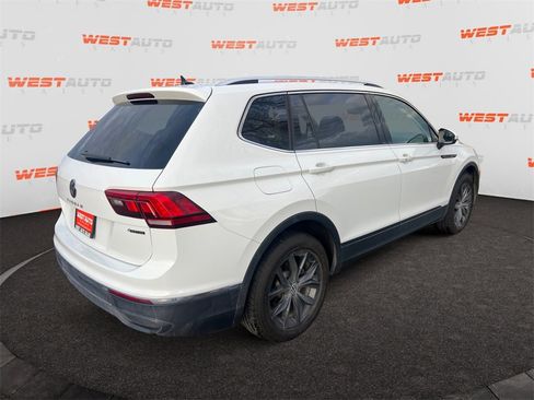 Used 2024 Volkswagen Tiguan SE w/ Panoramic Sunroof Package image 5
