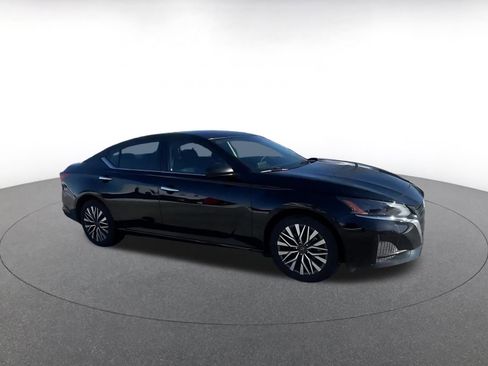 Used 2025 Nissan Altima 2.5 SV image 2