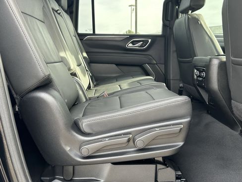 Used 2024 Chevrolet Suburban LT w/ Luxury Package image 18