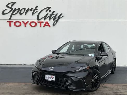 Certified 2025 Toyota Camry SE image 1