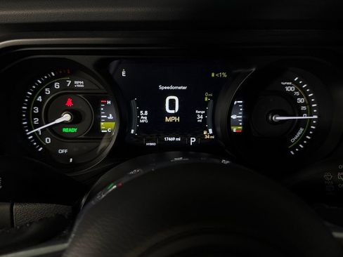 Used 2025 Jeep Wrangler Unlimited Sahara AWD/4WD image 15