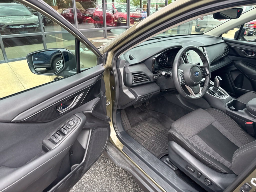 Used 2025 Subaru Outback Premium w/ Popular Package #1A AWD/4WD image 2