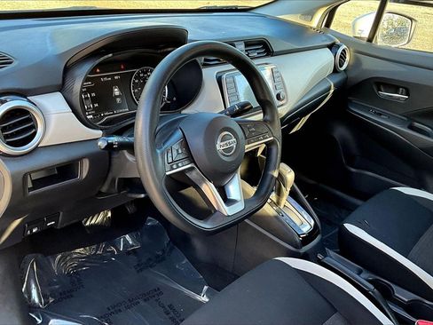 Used 2022 Nissan Versa SV image 15
