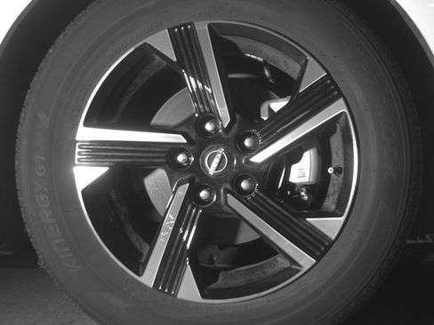 Used 2025 Nissan Sentra SV FWD image 13