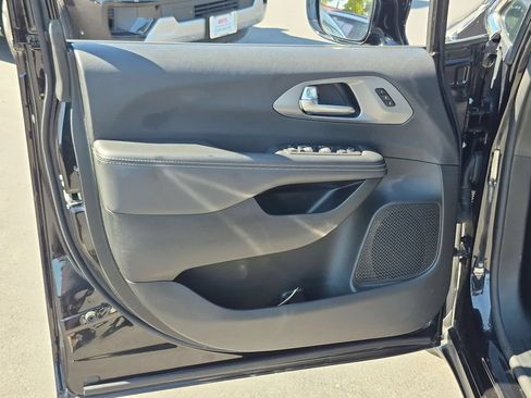 Used 2025 Chrysler Pacifica Select FWD image 11