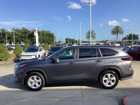 Used 2023 Toyota Highlander L FWD image 4
