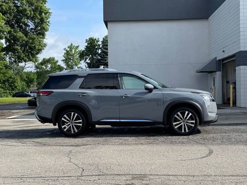 Used 2024 Nissan Pathfinder Platinum image 2