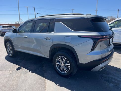 Used 2024 Chevrolet Traverse LT image 4