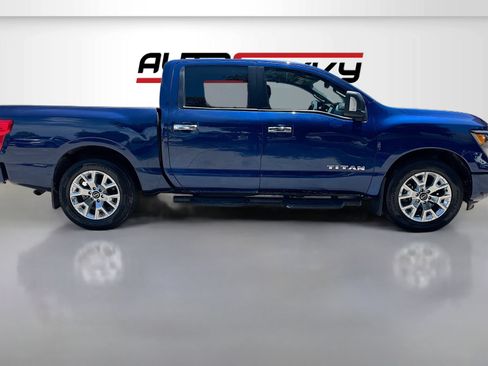 Used 2023 Nissan Titan SV w/ SV Convenience Package RWD image 8