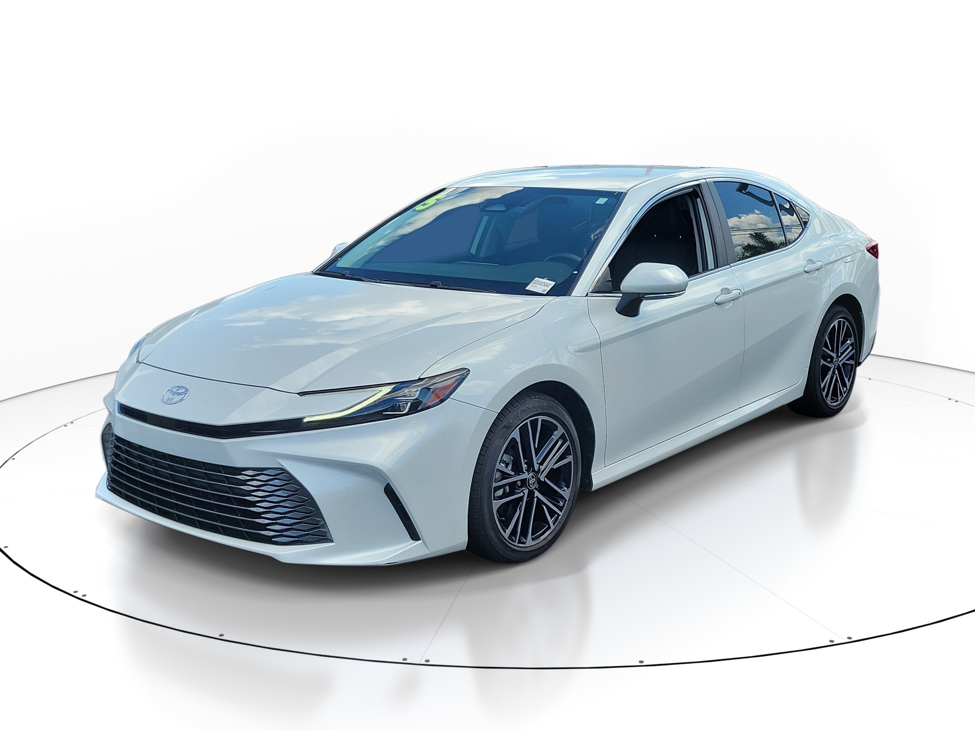 Used 2025 Toyota Camry XLE FWD image 3
