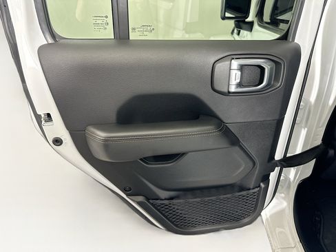 Used 2024 Jeep Wrangler Sahara image 24