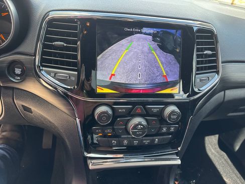 Used 2019 Jeep Grand Cherokee Altitude AWD/4WD image 11