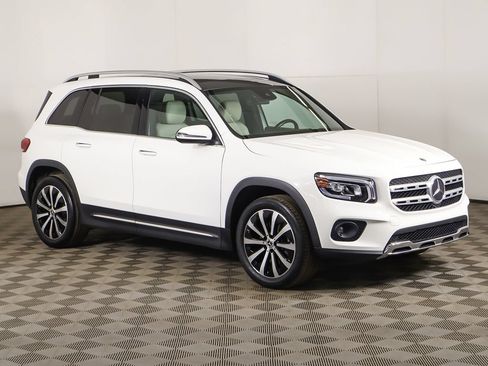 Used 2022 Mercedes-Benz GLB 250 4MATIC image 2