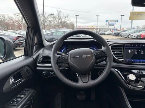 Used 2022 Chrysler Pacifica Limited w/ Uconnect Theater Family Group FWD image 7