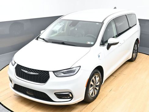 Used 2023 Chrysler Pacifica Touring-L FWD image 4