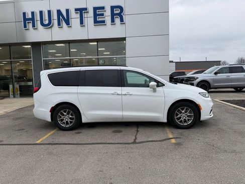 Used 2022 Chrysler Pacifica Touring image 12