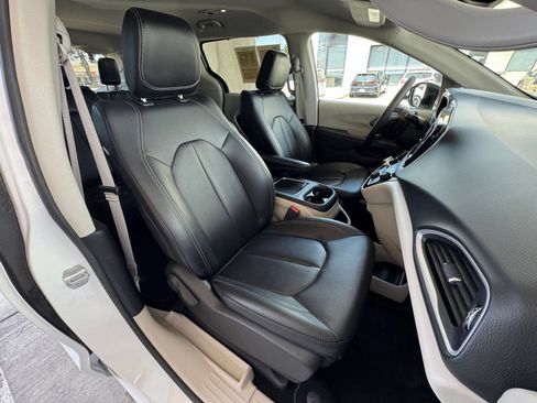 Used 2024 Chrysler Pacifica Touring-L FWD image 39