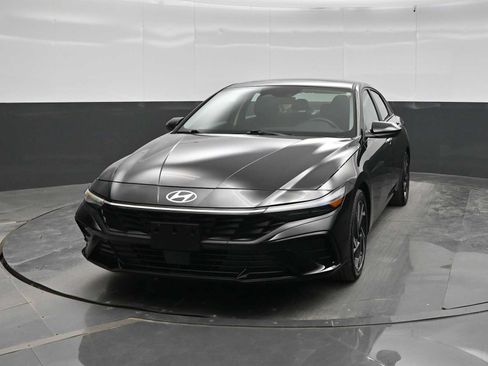 Used 2025 Hyundai Elantra SEL w/ Cargo Package FWD image 3
